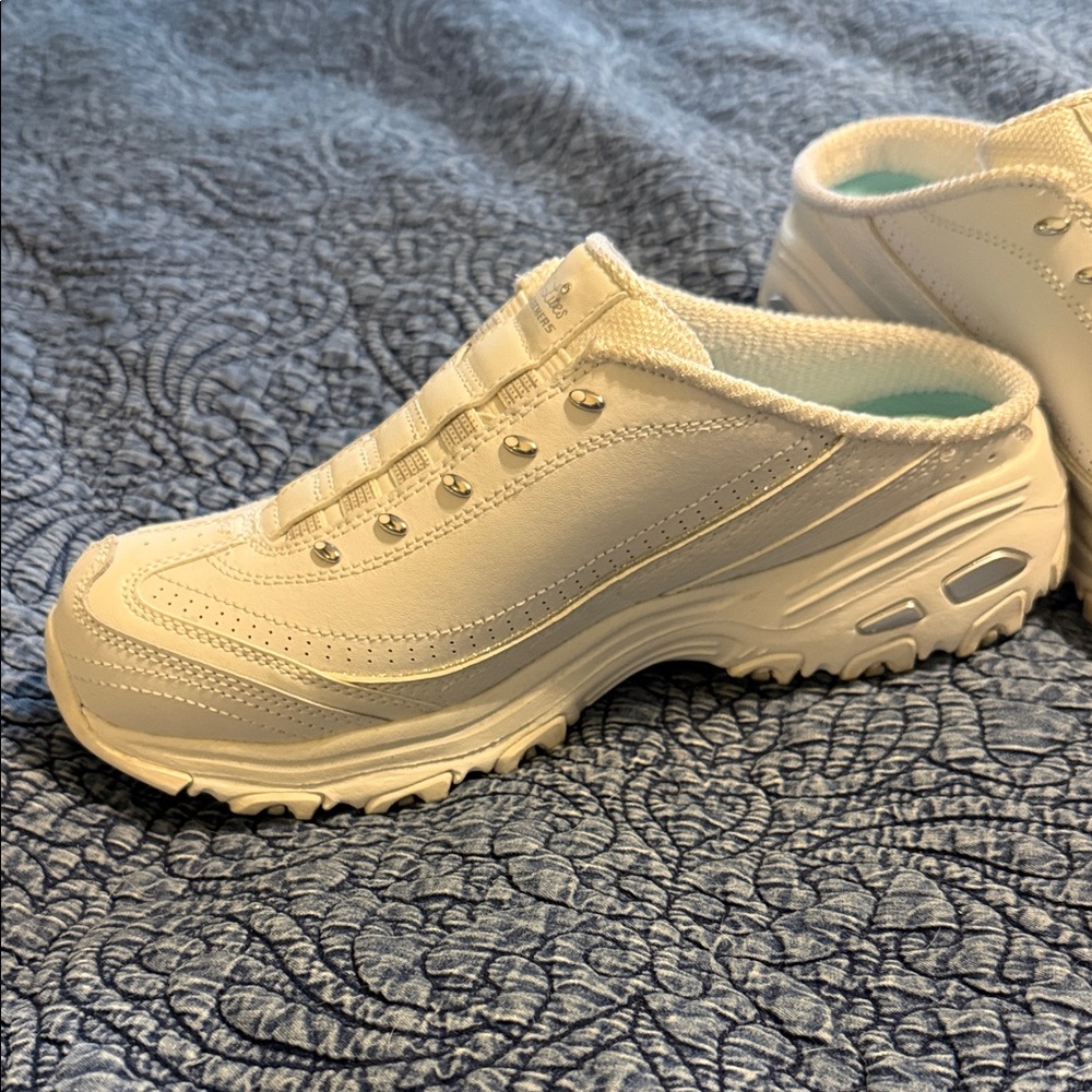 White Skechers D’Lite Slip On Sneakers Size 7.5W - Picture 6 of 8
